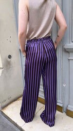 Pantalon rayé violet et noir