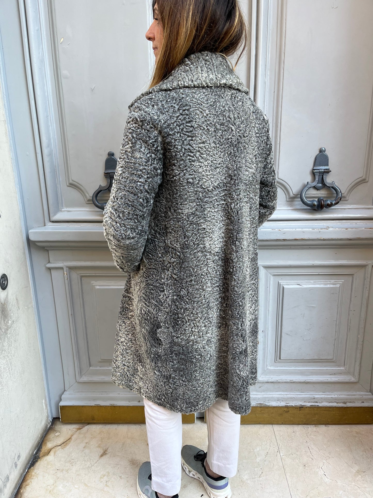 Manteau gris en astrakan