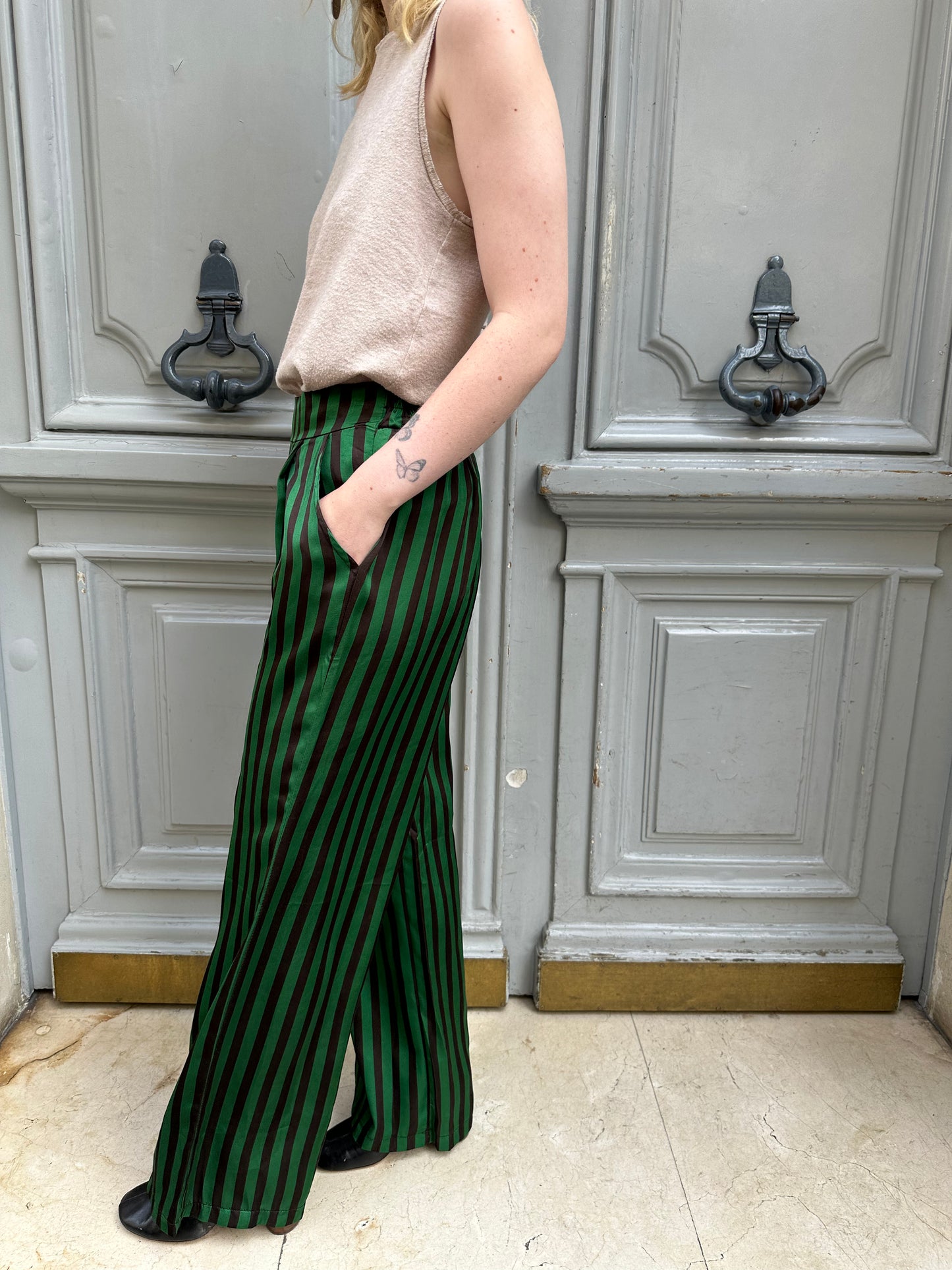 Pantalon rayé vert et noir