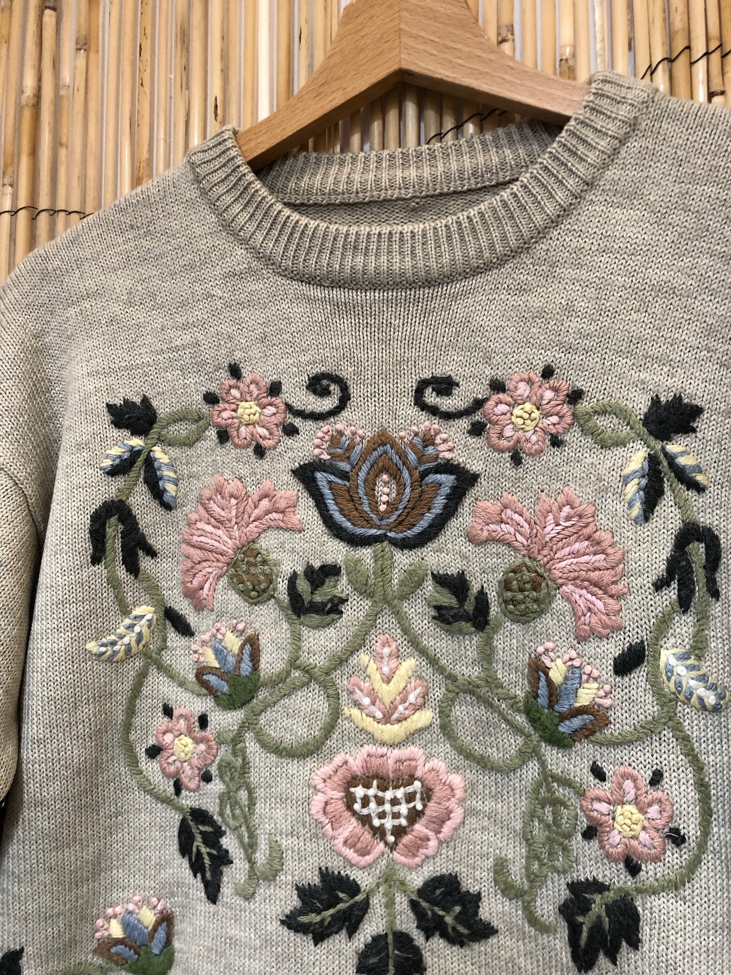 Pull gris à fleurs brodées